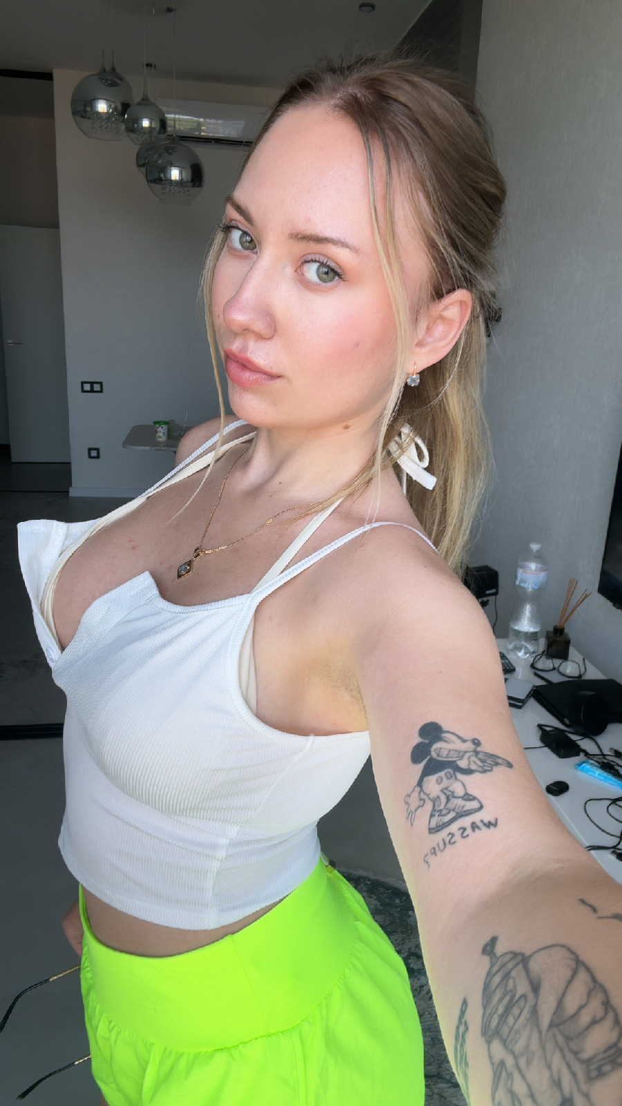 KateV in her underwear in Fuzhou