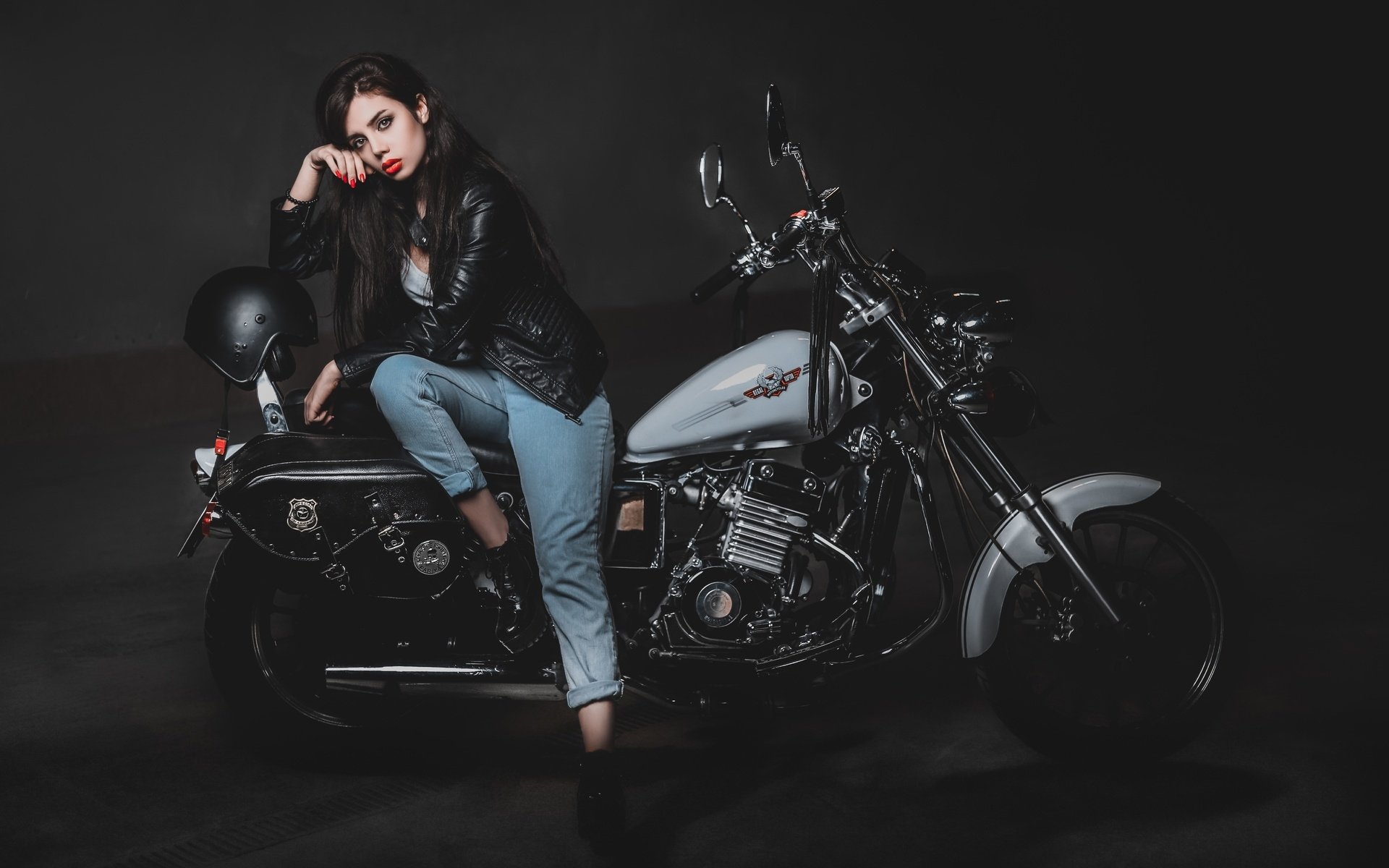 Biker girls: style and drive brings the glow — live moments in Fuzhou
