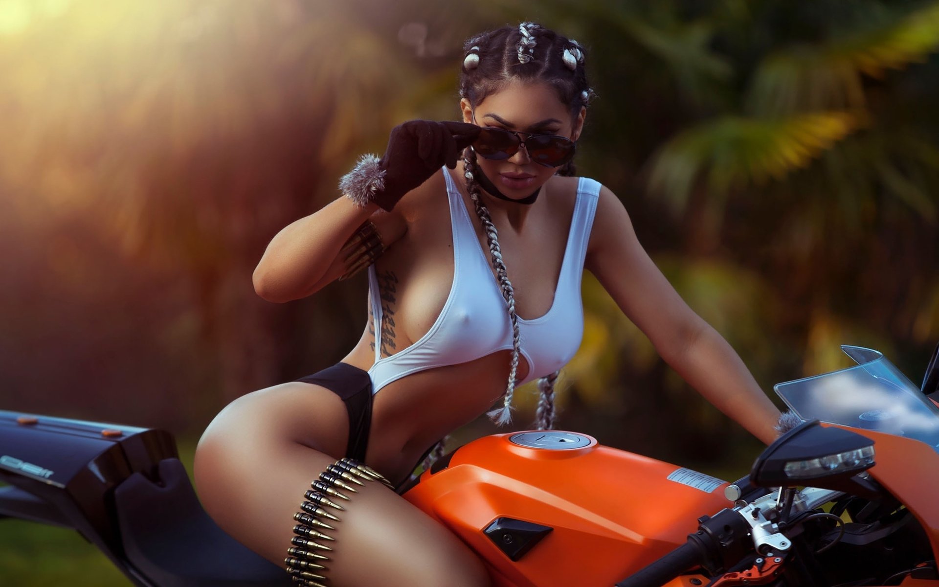 Take a pause and enjoy Girls with tattoos and motorcycles — streaming from Fuzhou