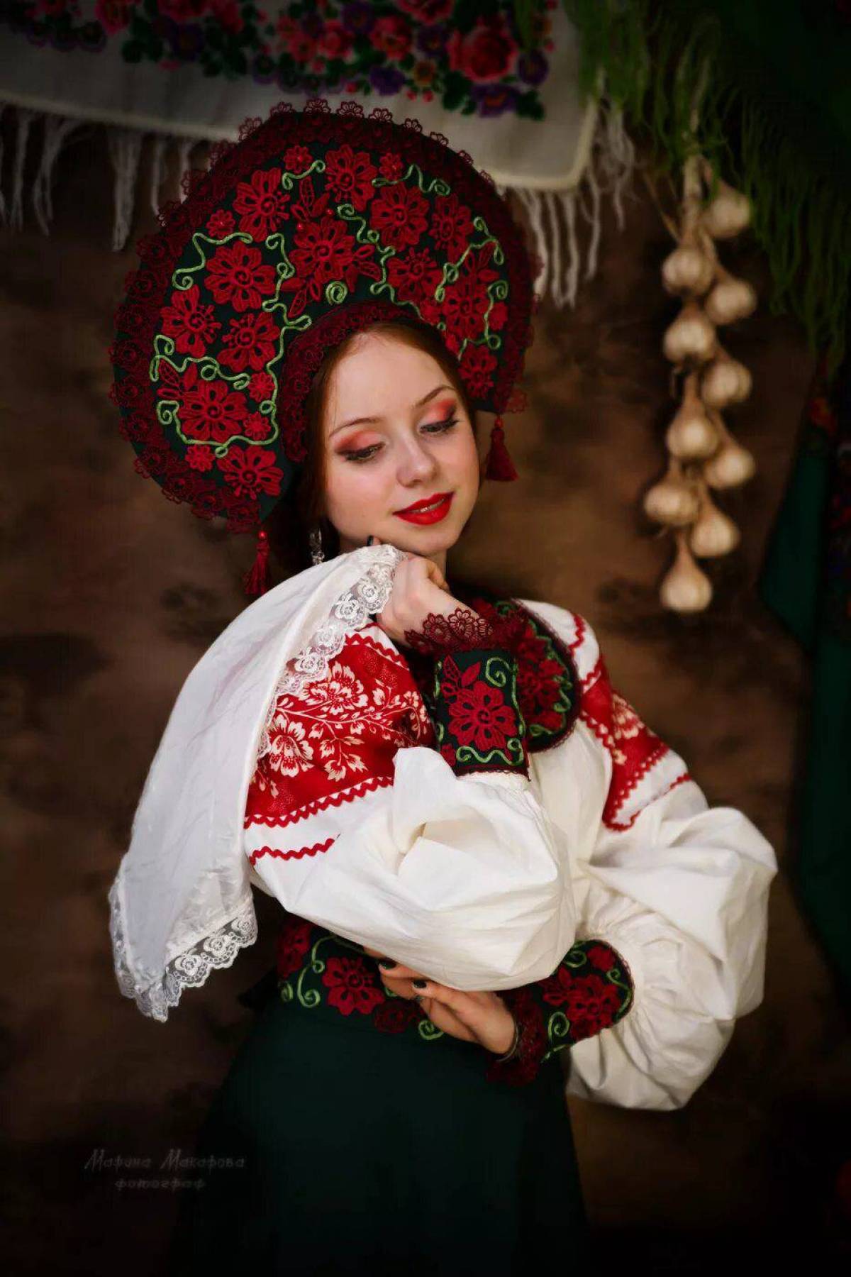 Take a pause and enjoy Women in Slavic costumes — streaming from Fuzhou